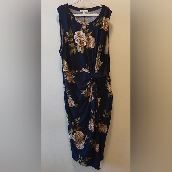 nine britton Dresses & Skirts - Nine Britton Navy Floral Midi Dress